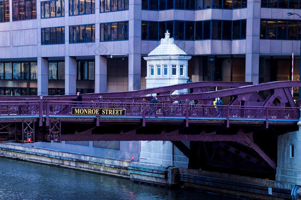 在商业区芝加哥河看法关于<strong>桥</strong>在的时候上下班往返的人急速行进小时
