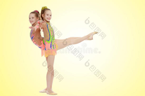 两个女儿体操家一次向劈叉.