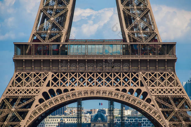 最低的弓形关于Eiffel<strong>语言语言</strong>塔旅行Eiffel<strong>语言语言</strong>蓝色天钢结构