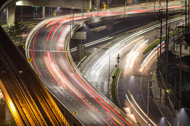 高速公路和重的交通在夜.人旅行的出局向英语字母表的第6个字母