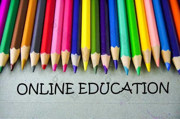 关在上面有色的铅笔文字和在线的教育.教育