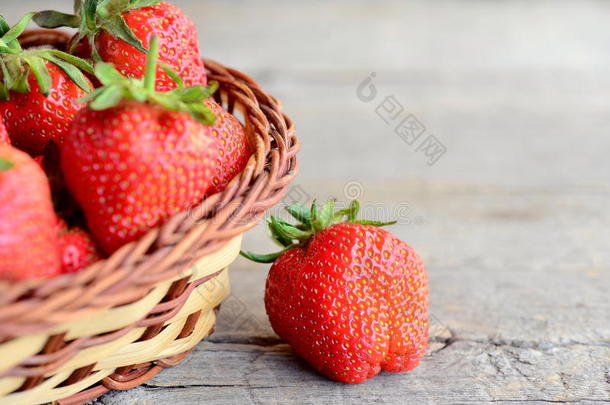 成熟的明亮的红色的草莓成果.大大地多汁的草莓采用