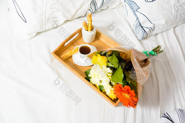 早餐和咖啡豆和快餐和花束关于花向盘子