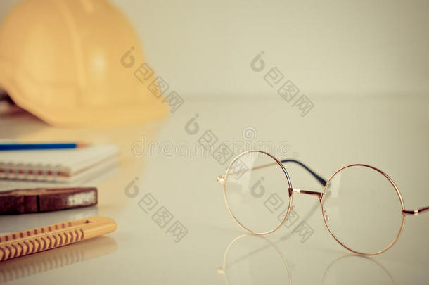 建筑物工人工具和眼镜