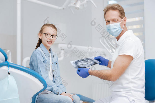 热心的有资格的牙科医生跑步指已提到的人诊断学