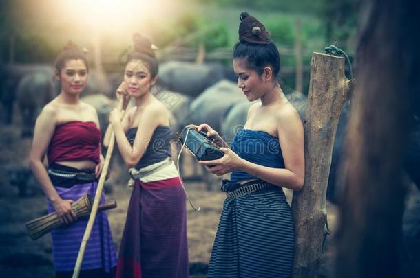 num.三亚洲人女人打扮好的采用国家的戏装和水牛在全音阶的长音阶第四音