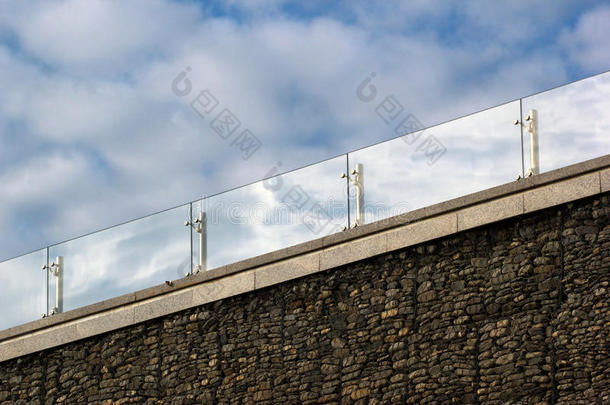 玻璃栏杆向一屋顶