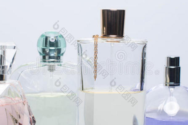 不同的香水瓶子向白色的背景.香料店,化妆品