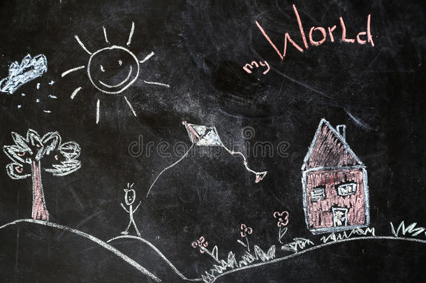 粉笔绘画关于房屋和太阳向一bl一ckb一ckground,