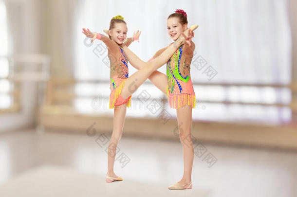 两个女儿体操家一次向劈叉.