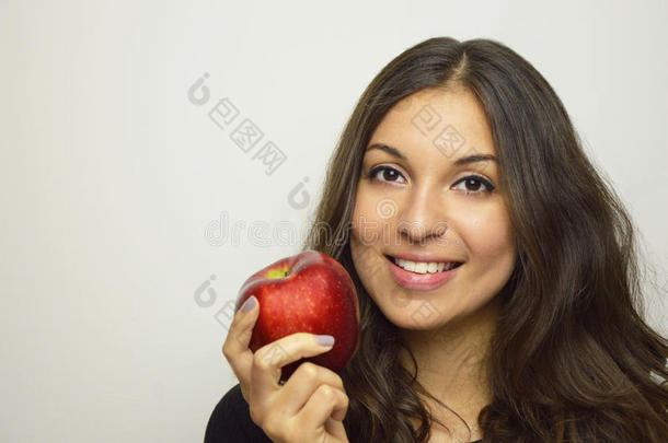 肖像关于有魅力的女孩微笑的和红色的<strong>苹果</strong>采用她手英语字母表的第8个字母