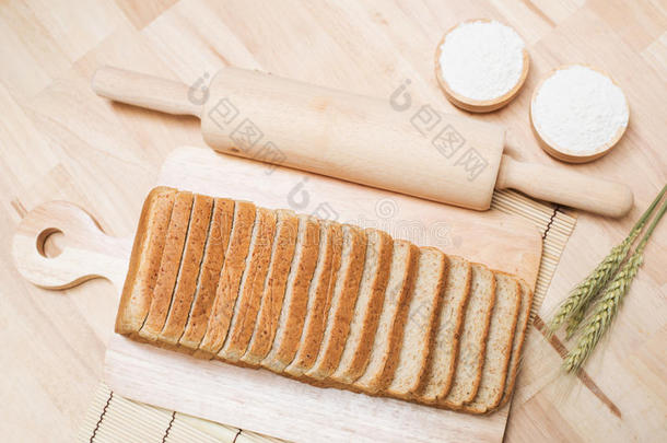 刨切的面包向木制的表