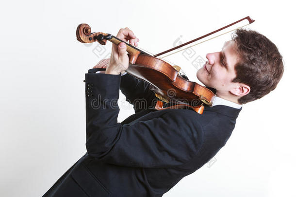 男人男人打扮好的优美地演奏小提琴