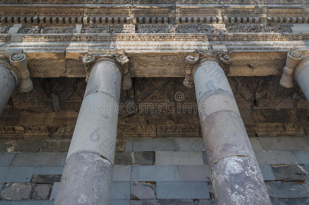 古代的<strong>配有</strong>饰菜的庙采用亚美尼亚