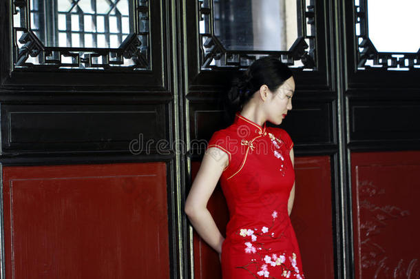 中国人旗袍模型采用中国人古典的花园