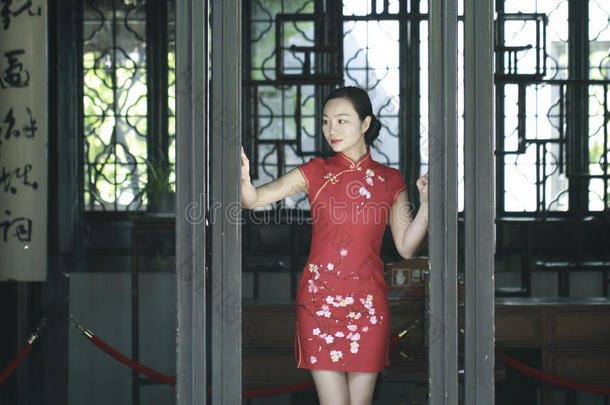 中国人旗袍模型采用中国人<strong>古典</strong>的<strong>花</strong>园