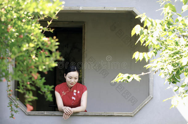 中国人<strong>旗袍</strong>模型采用中国人古典的花园