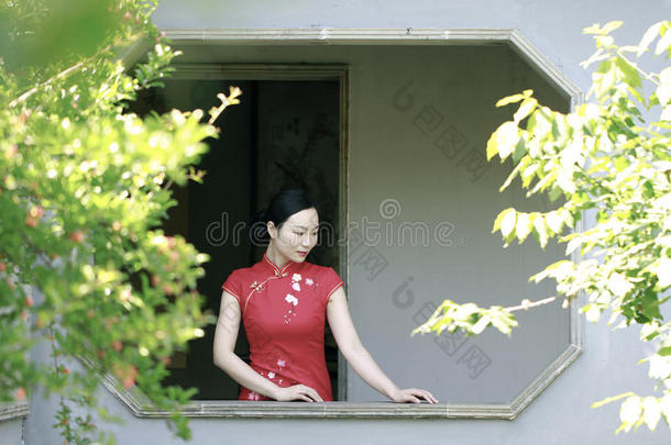 中国人<strong>旗袍</strong>模型采用中国人古典<strong>的</strong>花园