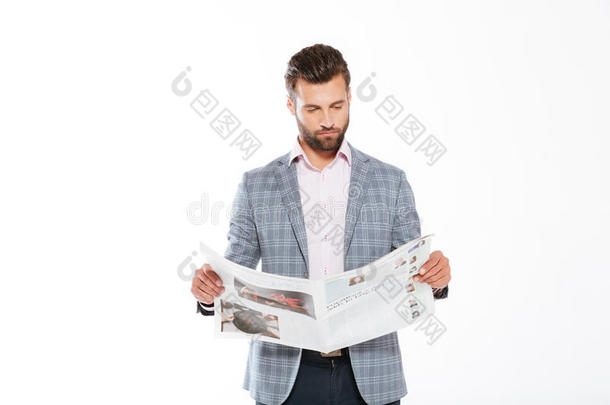 集中的年幼的男人阅读公报