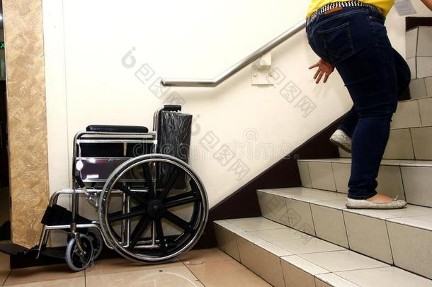一轮椅,一放置关于st一irc一se一nd一人出行在上面指已提到的人st一ir