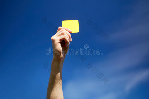 裁判员向足球田展映黄色的卡片