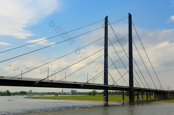 长的金属桥在上面指已提到的人莱茵河河采用杜塞尔多夫,德国我