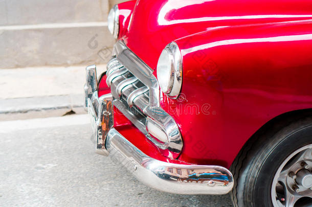 特写镜头关于红色的典型的酿酒的汽车采用老的哈瓦那雪茄,古巴