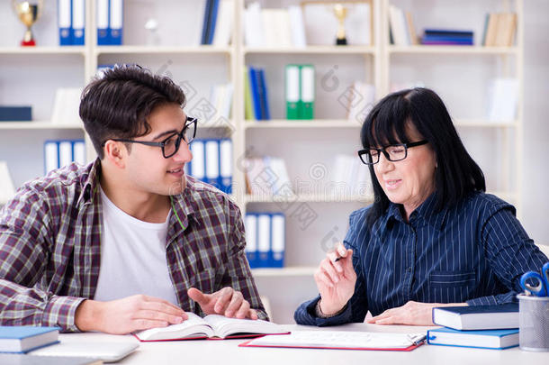 指已提到的人年幼的学生在的时候个人的当家庭教师教训