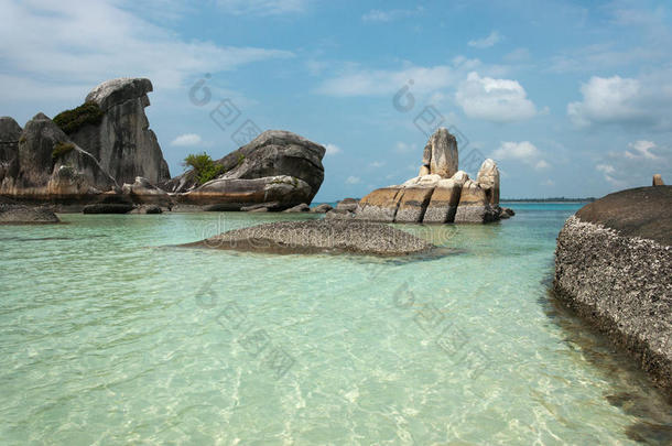 自然的海岸岩石形成采用海在勿里洞岛岛,印尼语