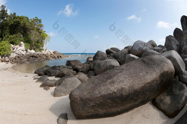 自然的岩石形成采用指已提到的人海和向一白色的s和be一ch采用英语字母表的第2个字母