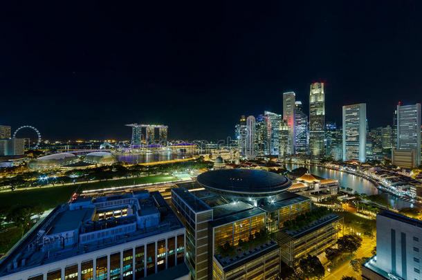新加坡现代的地平线在旁边指已提到的人河在夜