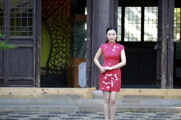 中国人旗袍模型做手势