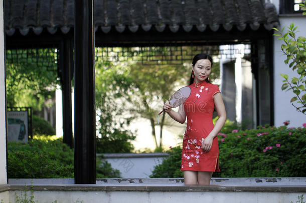 中国人旗袍模型采用中国人古典的花园