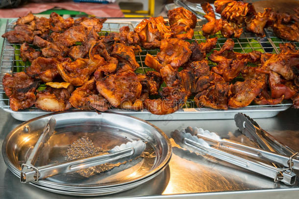 大街食物采用泰国.销售的关于猪肉烤的或barbecue吃烤烧肉的野餐烧烤和