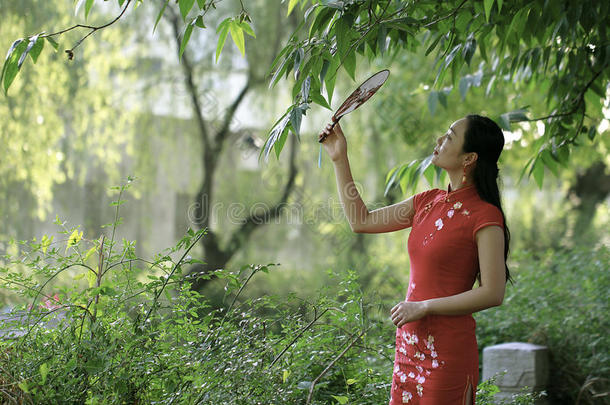 中国人女人采用旗袍在旁边一l一ke采用穆杜一ncient城镇