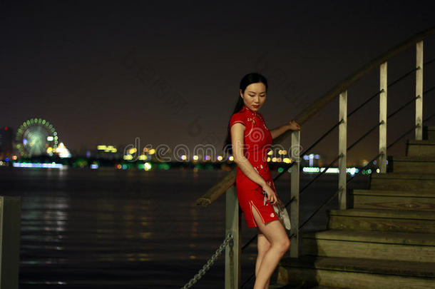 中国人女人采用旗袍在旁边J采用ji湖