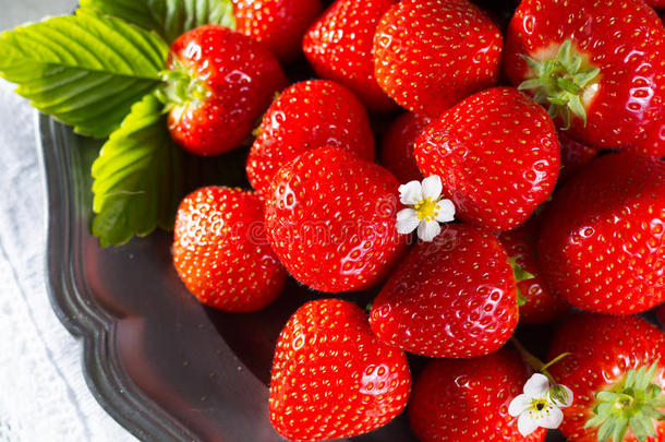 有机的新鲜的草莓.红色的草莓和花.草莓