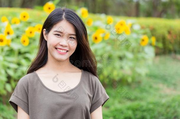 漂亮的肖像亚洲人ThaiAirwaysInternational泰航国际青少年微笑和向日葵