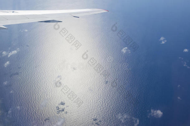 空气的看法关于飞机翅膀越过蓝色热带的洋