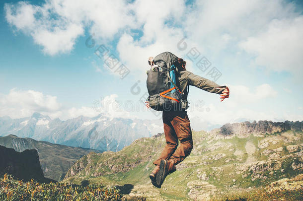 旅行支票男人用于跳跃的升空和重的背包