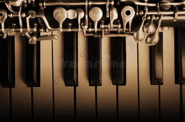 欧巴和<strong>钢琴音乐</strong>的器具