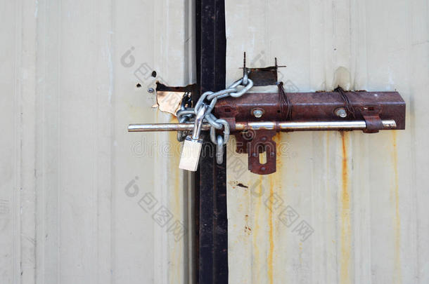 <strong>上锁</strong>的挂<strong>锁</strong>和装链的向刺激金属纸门