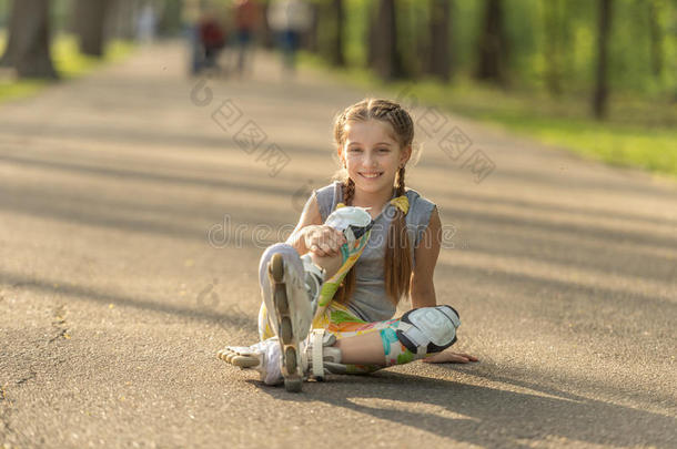 青少年女孩溜冰,一次向沥青和静止的