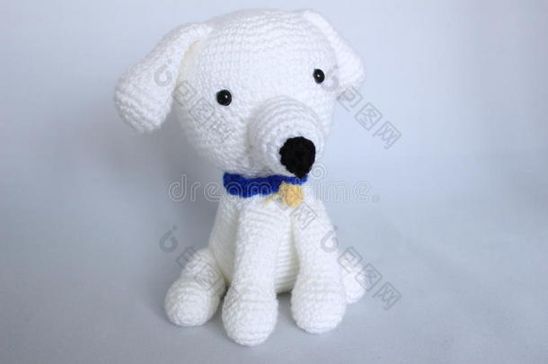 白色的狗玩具手-用钩针编织