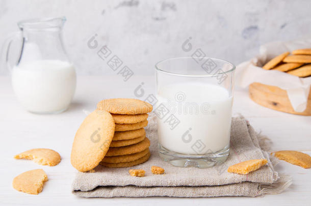 <strong>用</strong>面粉卡穆特甜饼干和玻璃和n.大罐关于奶向餐巾
