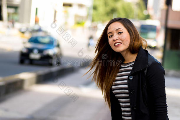 美丽的年幼的女人向指已提到的人大街采用指已提到的人城市和天空波卢蒂