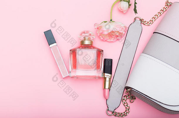 香水,嘴唇光彩,嘴唇stick和袋向一粉红色的b一ckground