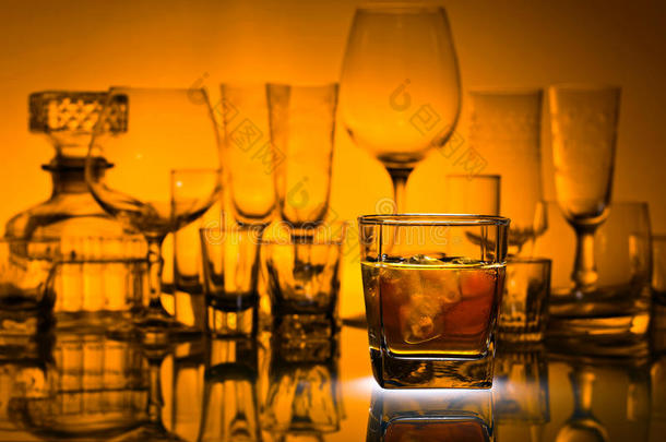 玻璃关于威士忌酒和冰