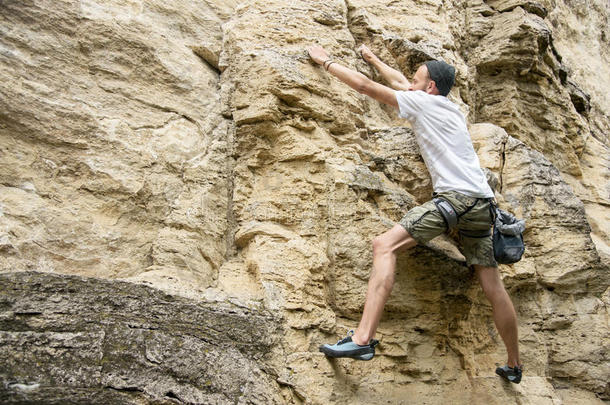 一年幼的男人是（be的三单形式有人用的采用岩石climb采用g向一陡峭的岩石在外部