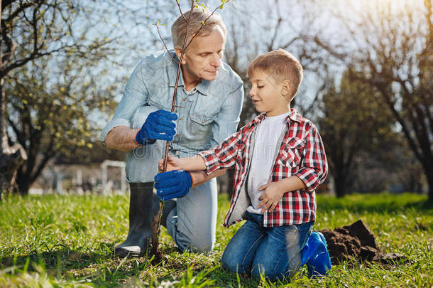 较高的男人教学小孩怎样向拿关心关于自然